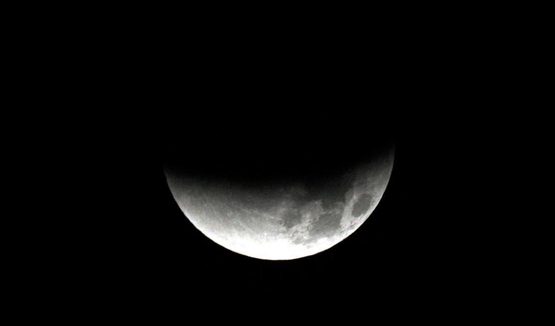 En månförmörkelse kommer att kunna ses i Sverige sent på tisdagskvällen. Foto: Rick Bowmer/AP/TT-arkivbild