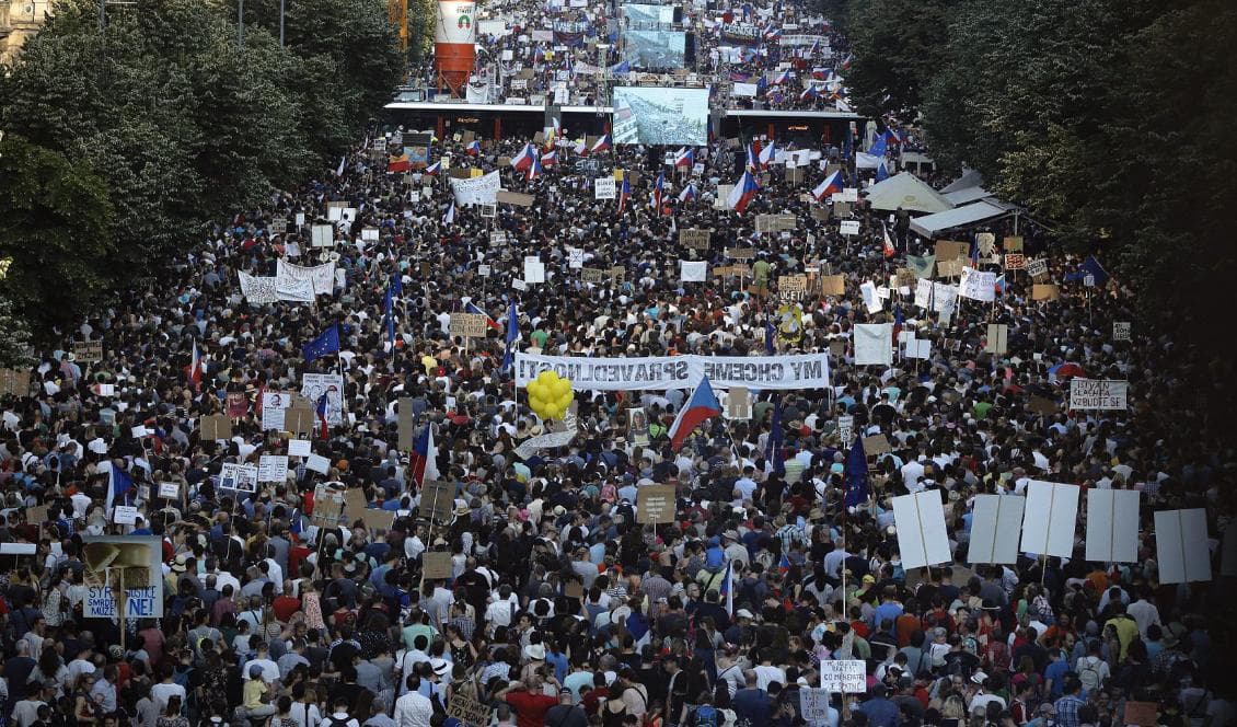 Omkring 100 000 tjecker demonstrerade mot premiärministern. Foto: Petr David Josek/AP/TT