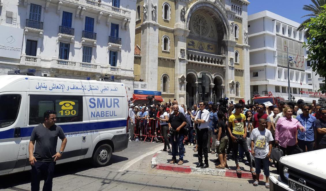 Minst en person, en polis, har dödats och åtta skadats i två attentat i Tunis. Foto: Riadh Dridi/AP/TT