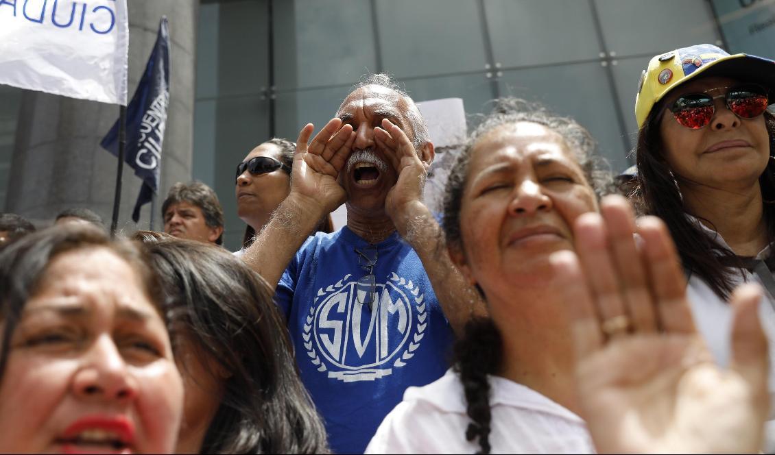 Protester mot president Nicolas Maduro utanför en FN-byggnad i Caracas, Venezuela. Foto: Ariana Cubillos/AP/TT