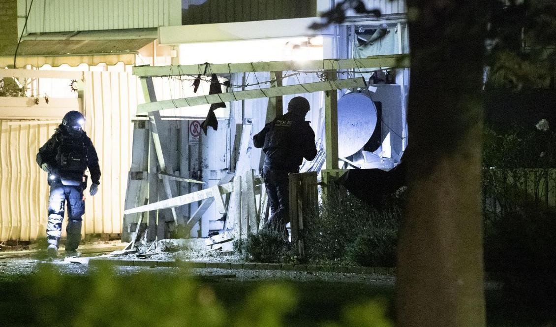 Nationella bombskyddet undersöker fastigheten på Högaholm i Malmö natten till onsdagen. Foto: Johan Nilsson/TT