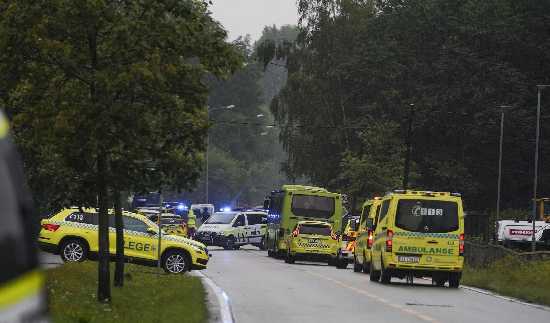 
Flera ambulanser ryckte ut till moskén al-Noor Islamic Centre i Bærum efter larmet om skottlossning. Foto: Fredrik Hagen/NTB Scanpix/TT                                                