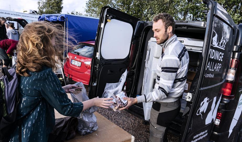 
Torill Kornfeldt köper färs och oxsvans till en gryta hon ska laga i helgen av Lars Andersson från Södervidinge på en parkeringsplats i Lund. Foto: Johan Nilsson/TT                                                