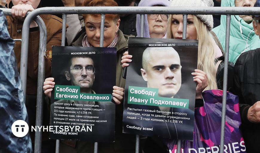 Demonstranter håller upp bilder på personer som gripits under de räder mot oppositionella som genomförts den senaste tiden. Foto: Dmitri Lovetsky/AP/TT