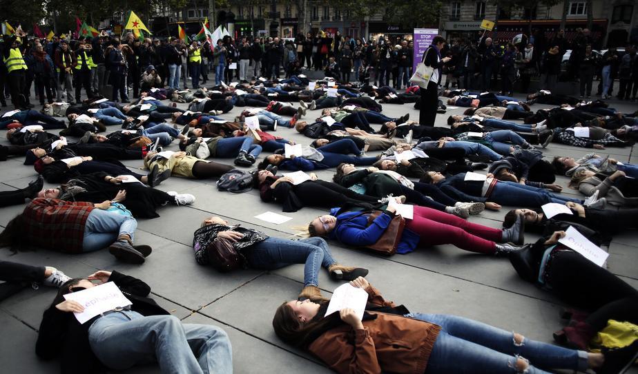 En manifestation hölls på lördagen i Paris mot våld i hemmet i Frankrike. Foto: Thibault Camus/AP/TT