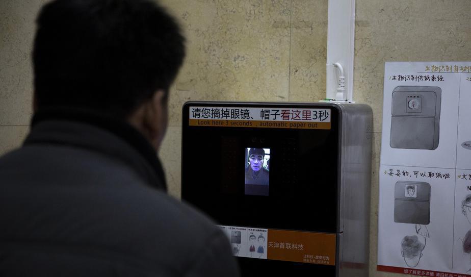 Ansiktsigenkänning är utbrett i Kina. Här visar en man upp sig för att få ut en 60 centimeter toalettpapper på en offentlig toalett. Foto: Ng Han Guan
-arkivbild
