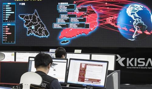 Anställda vid ett sydkoreanskt it-säkerhetsorgan analyserar en cyberattack som misstänks komma från Nordkorea. Foto: Yun Dong-Jin/AP/TT-arkivbild