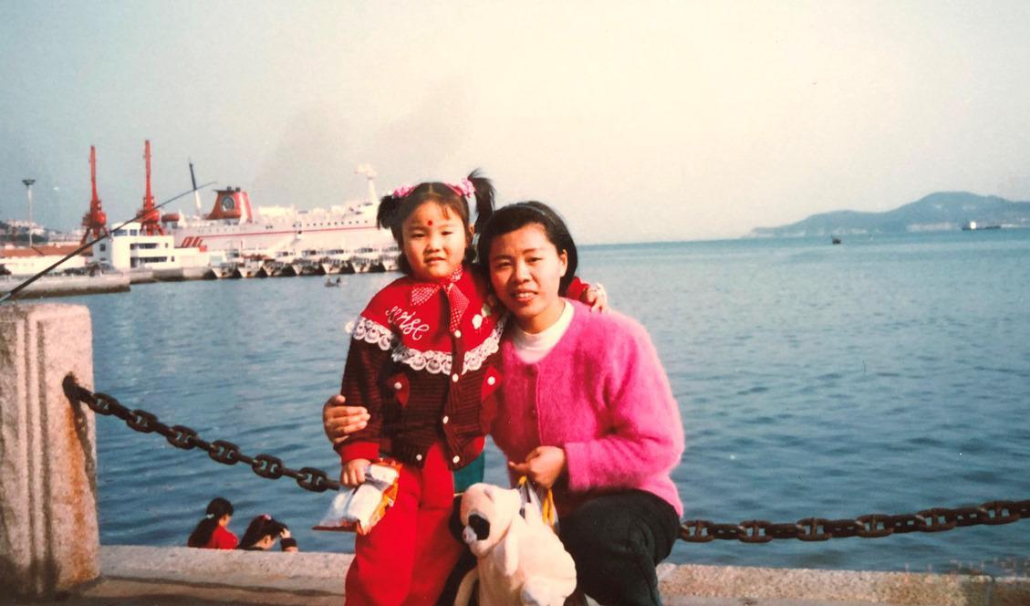 









Phoebe Feng och mamma Min Liu i sitt hemland Kina, i början av 90-talet. Foto: Privat                                                                                                                                                                                                                                                                                                                                                                                                                                                                                                