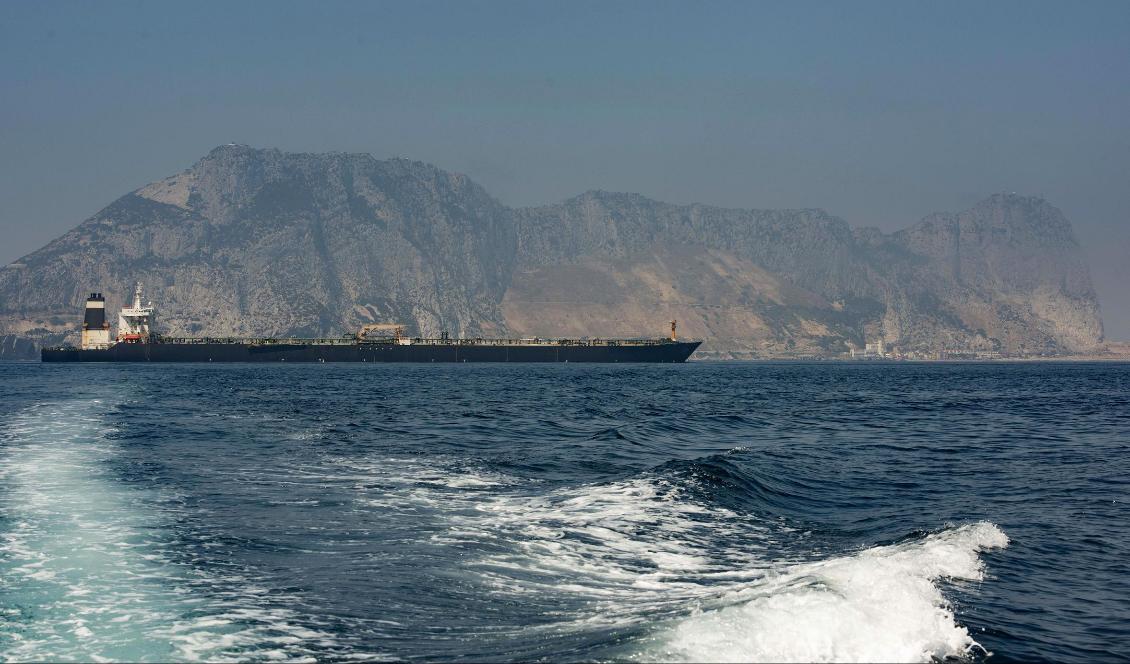 Den iranska oljetankern Adrian Darya 1, som tidigare hette Grace 1, här utanför Gibraltar i helgen. Foto: Marcos Moreno/AP/TT