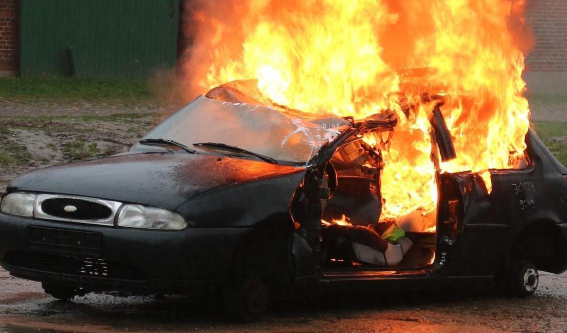 
En som på onsdagen försökte släcka en bilbrand i stadsdelen Bäckby har avlidit av sina skador. Bilden har inget med artikeln att göra. Foto: René Fischer                                                