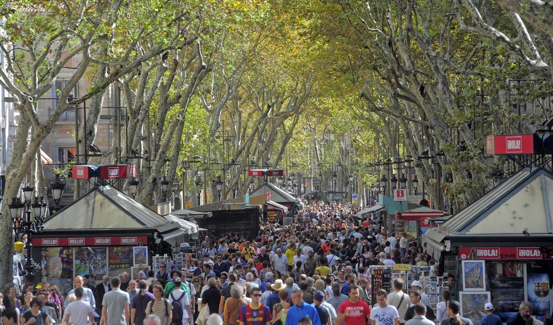 Folkmassa i centrala Barcelona, där gaturånen har ökat rejält på senare tid. Foto: Manu Fernandez/AP/TT
