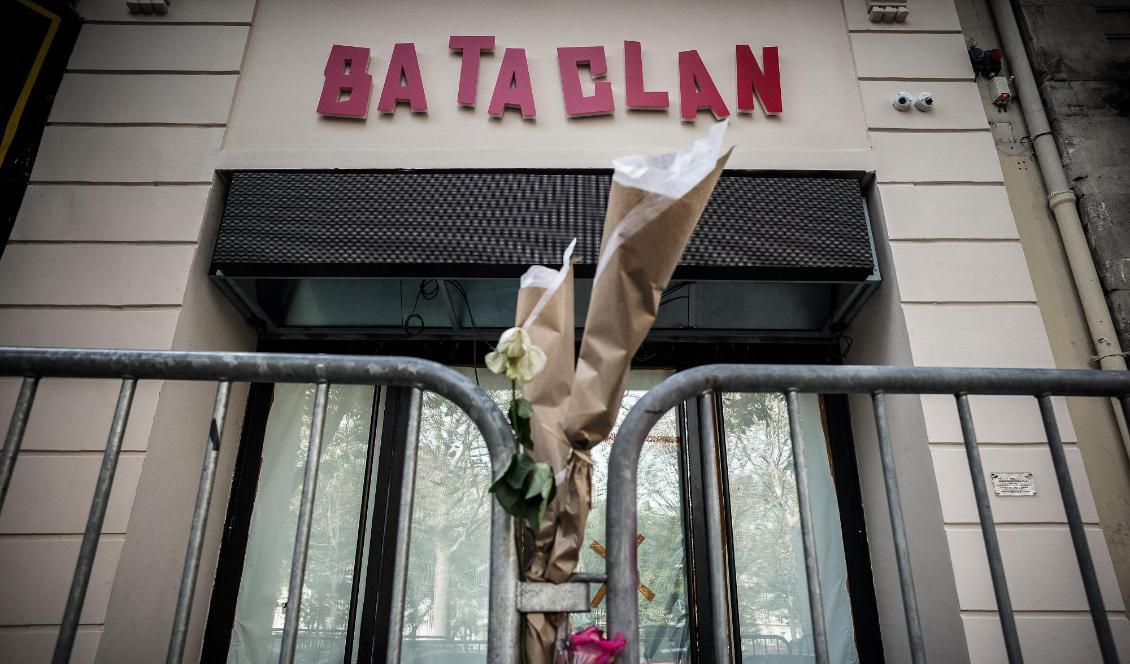 130 personer dödades och över 350 skadades vid flera sammanhängande terrorattacker i Paris i Franrike den 13 november 2015. 89 av dem dog vid attacken mot konsertlokalen Bataclan. Foto: Philippe Lopez/AFP/Getty Images