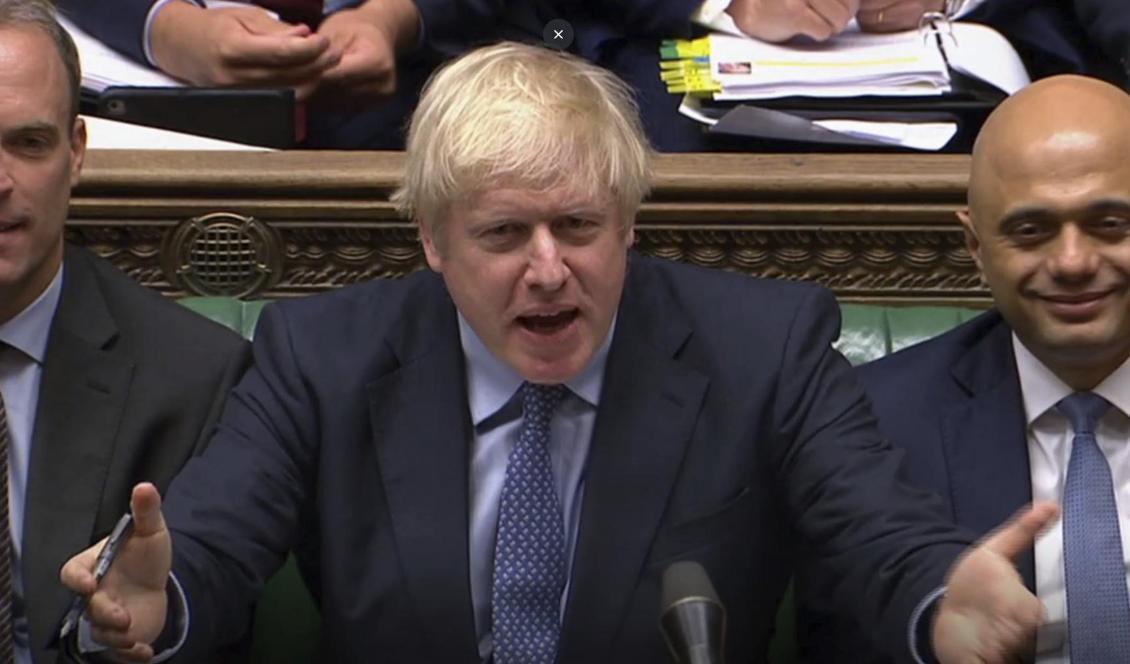 Premiärminister Boris Johnson slår ut med händerna i underhusets frågestund. Foto: Brittiska underhuset/PA/AP/TT