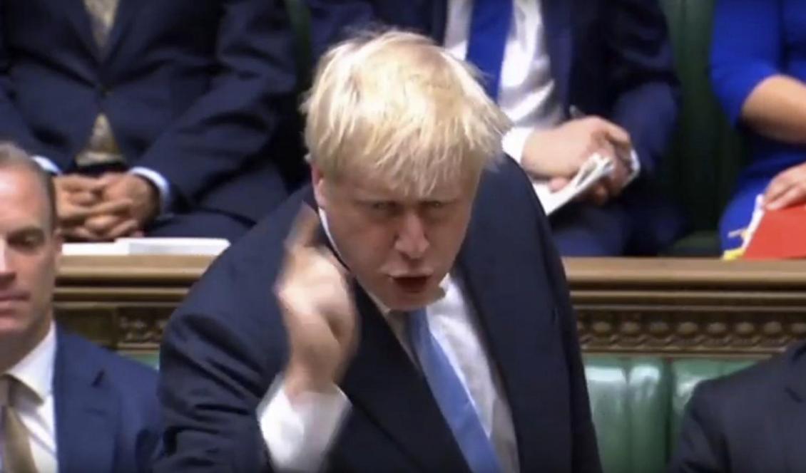 En enligt EU "stridsbenägen" Boris Johnson lägger fram sina brexitkrav under ett första tal i det brittiska parlamentet. Foto: PA via AP/TT
