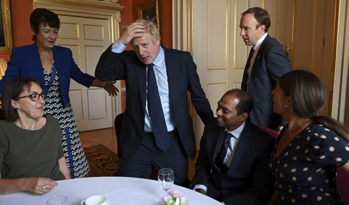 Premiärminister Boris Johnson träffar vårdanställda i London – samma dag som regeringen förlorade sin majoritetsposition i parlamentets underhus. Foto: Daniel Leal-Olivas/AP/TT