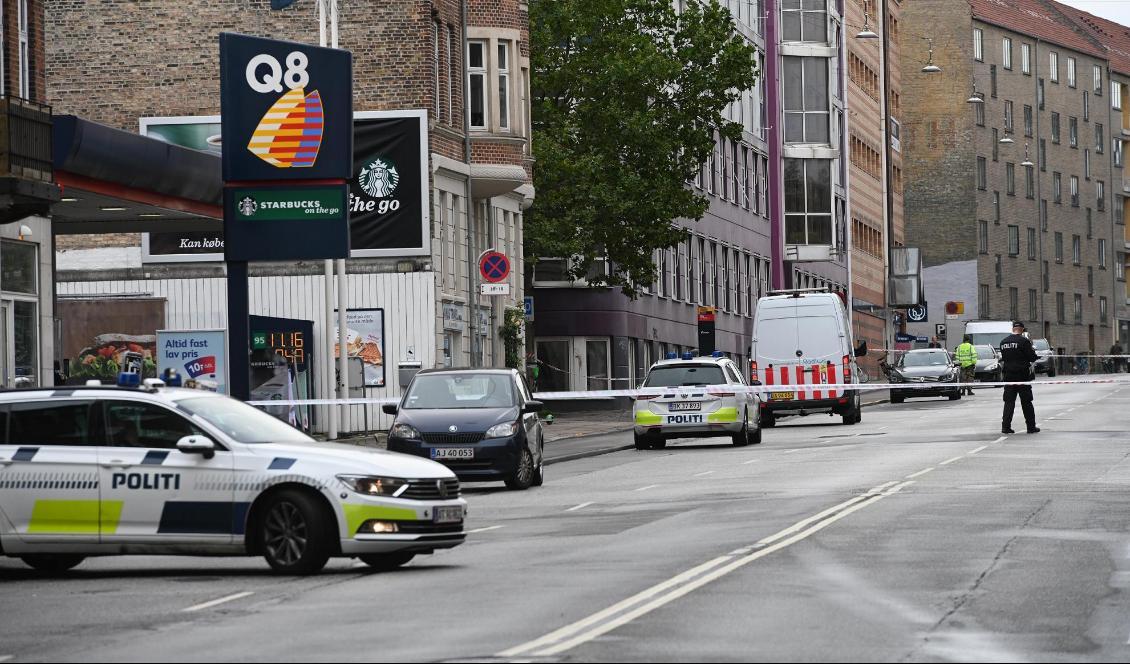 Avspärrningar i Nørrebro efter att något exploderat vid en lokal polisstation. Foto: Philip Davali/Ritzau/TT