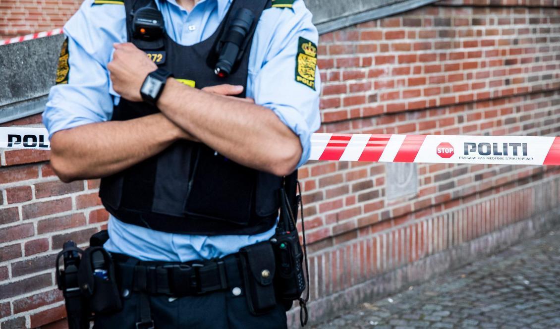 En polisman står vakt vid skattemyndighetens lokaler på Østerbro i Köpenhamn. Foto: Olafur Steinar Gestsson/AFP/Getty Images