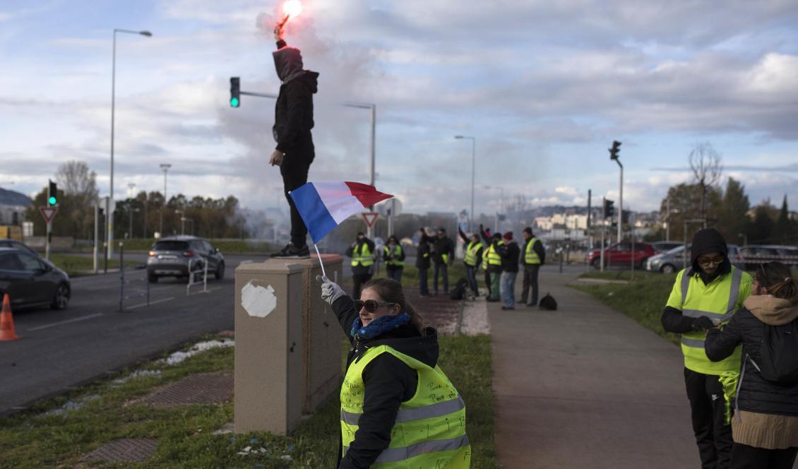 Demonstranter från Gula västarna har samlats i Marseille. Foto: Daniel Cole/AP/TT