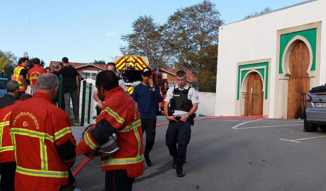 Räddningstjänst och polis vid den moské i Bayonne i Frankrike där dådet inträffade. Foto: AP/TT