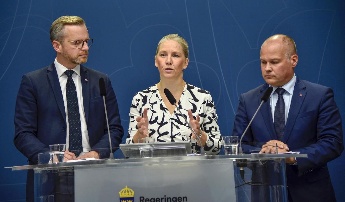 Inrikesminister Mikael Damberg (S), Karolina Skog (MP) och justitieminister Morgan Johansson (S) på lördagens presskonferens. Foto: Lars Schröder/TT