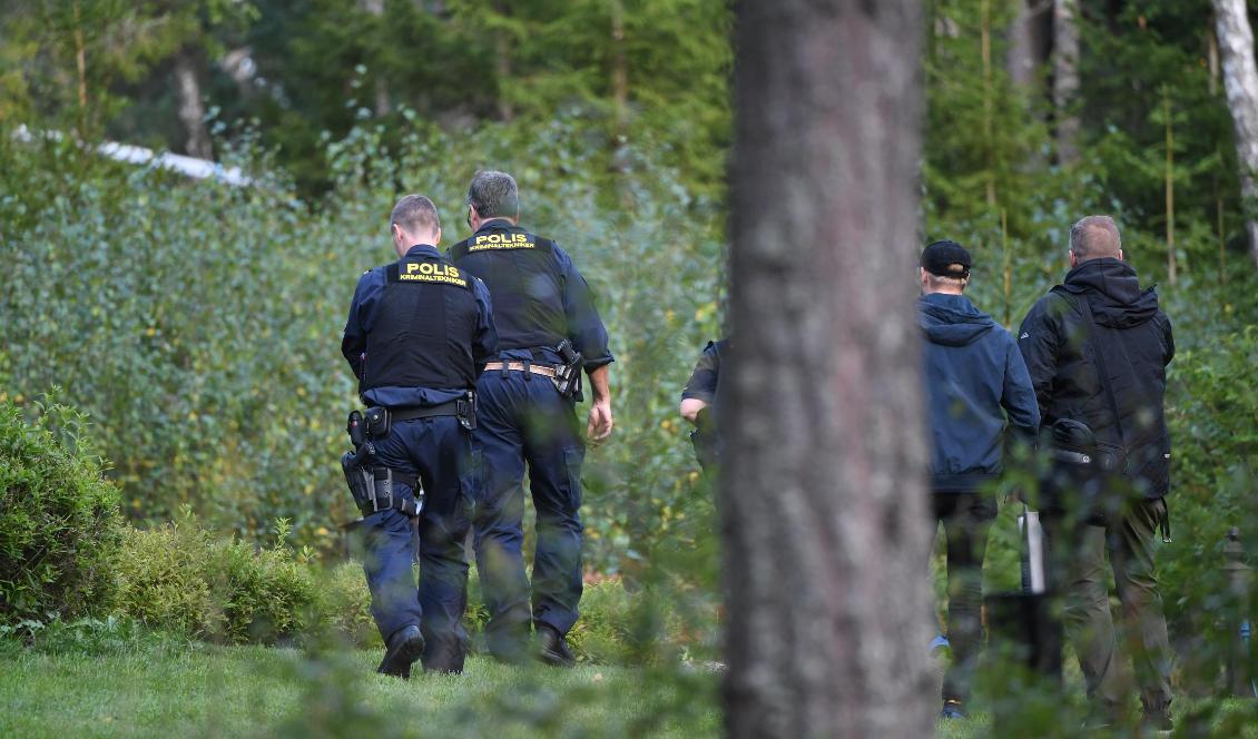 
Polis på plats där en man hittades död vid Österhaninge begravningsplats. Foto: Fredrik Sandberg/TT                                                