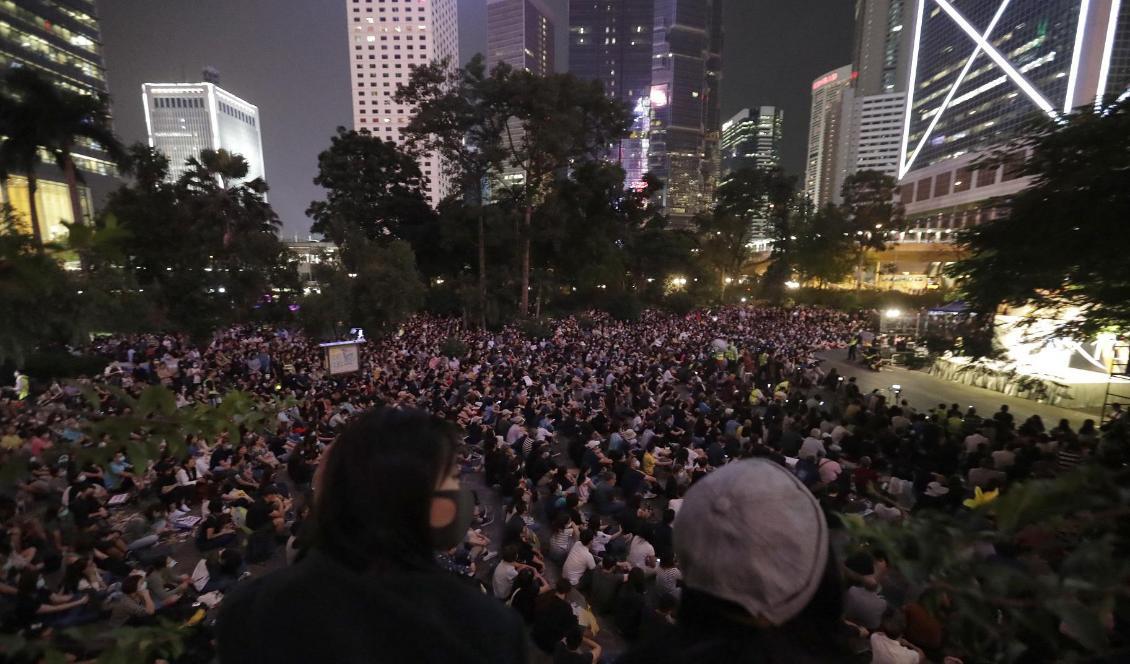 Demonstranter samlas under en manifestation i Hongkong under lördagen. Foto: Mark Schiefelbein/AP/TT