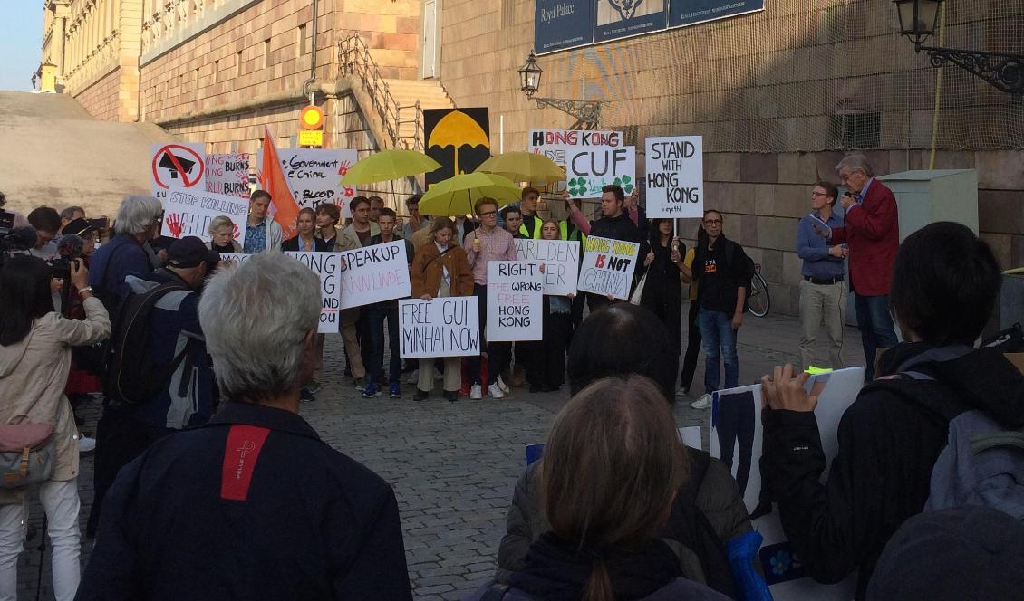 




En stödmanifestation för Hongkongborna hölls på måndagen på Mynttorget i Stockholm. Foto: Tony Lingefors/Epoch Times                                                                                                                                                                                                                                                