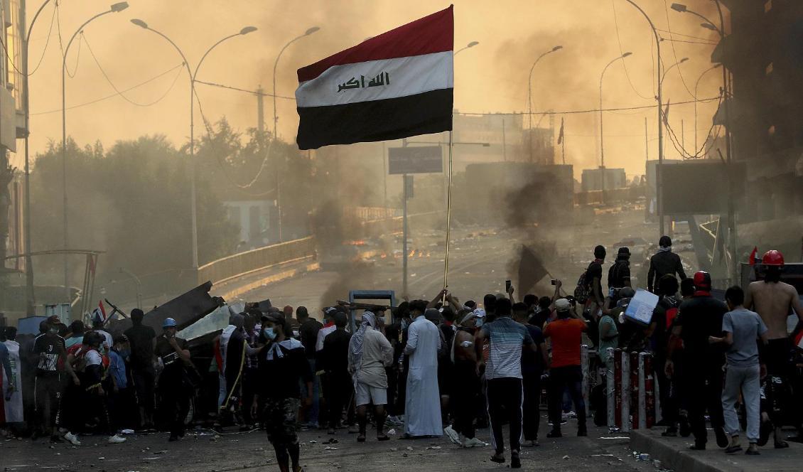Regeringskritiska demonstranter under en protest i Bagdad i början av november. Foto: Hadi Mizban/AP/TT-arkivbild