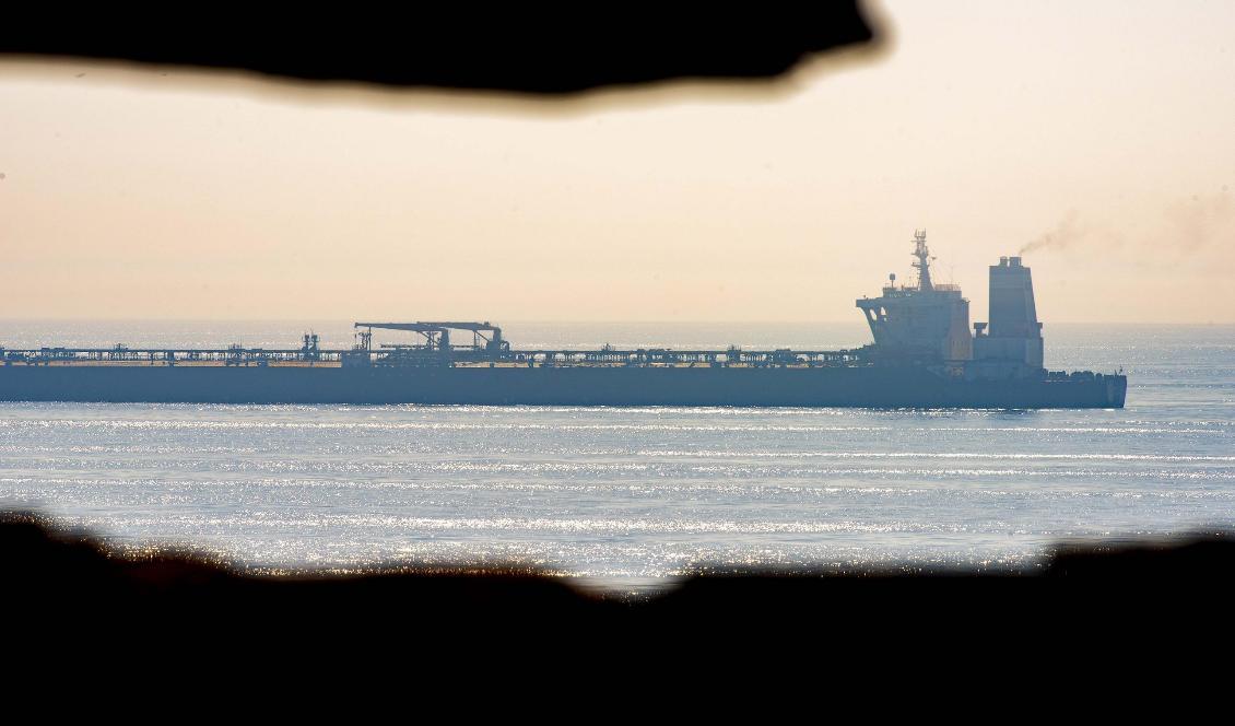 
Den iranska oljetankern Grace 1 utanför Gibraltars kust. Foto: Marcos Moreno/AP/TT                                                