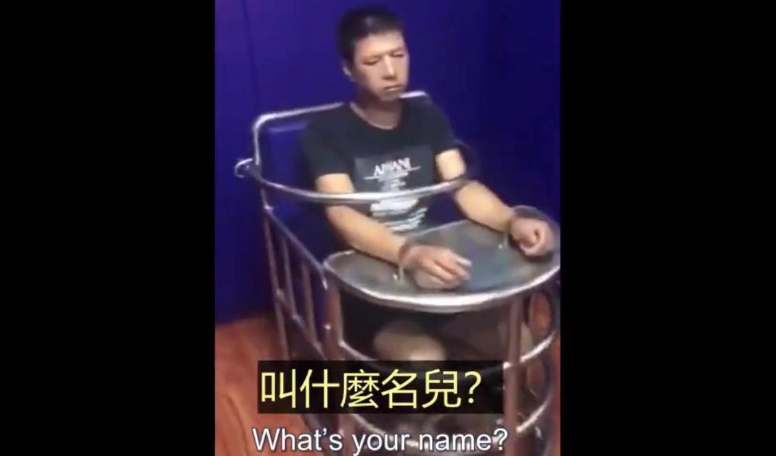 En man i Kina bands fast i en metallstol och förhördes efter att ha kritiserat trafikpolisen på sociala medier. Foto: Skärmdump/Twitter