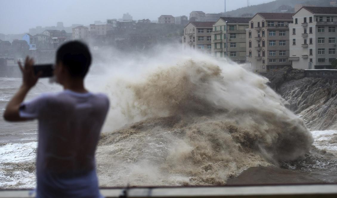 Tyfonen Lekima när den närmade sig staden Wenling i östra Kina. Foto: Han Chuanhao/AP/TT