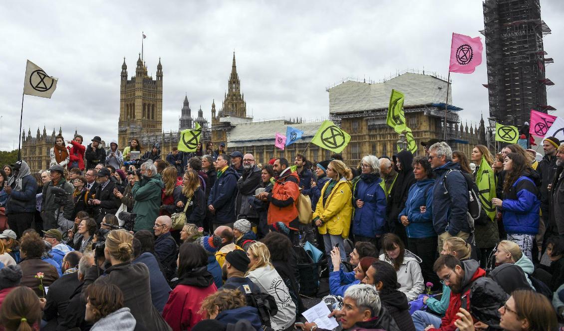 Klimataktivister i centrala London på måndagen. Foto: Alberto Pezzali/AP/TT