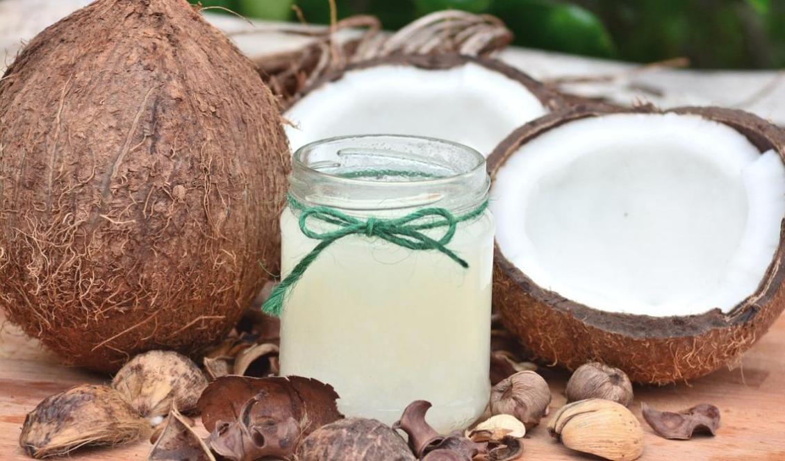 En av de bästa dryckerna för att fylla på med elektrolyter är kokosvatten, som innehåller fem av sex elektrolyter.