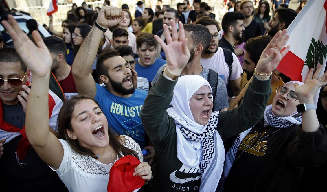 Universitetsstudenter i Beirut demonstrerar på tisdagen. Foto: Bilal Hussein/AP/TT