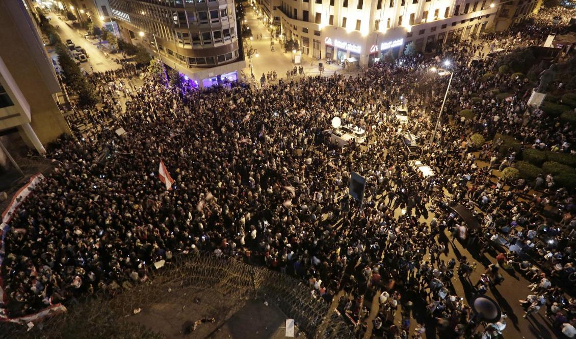 Demonstranter som samlades i Libanons huvudstad Beirut på lördagen. Foto: Hassan Ammar/AP/TT