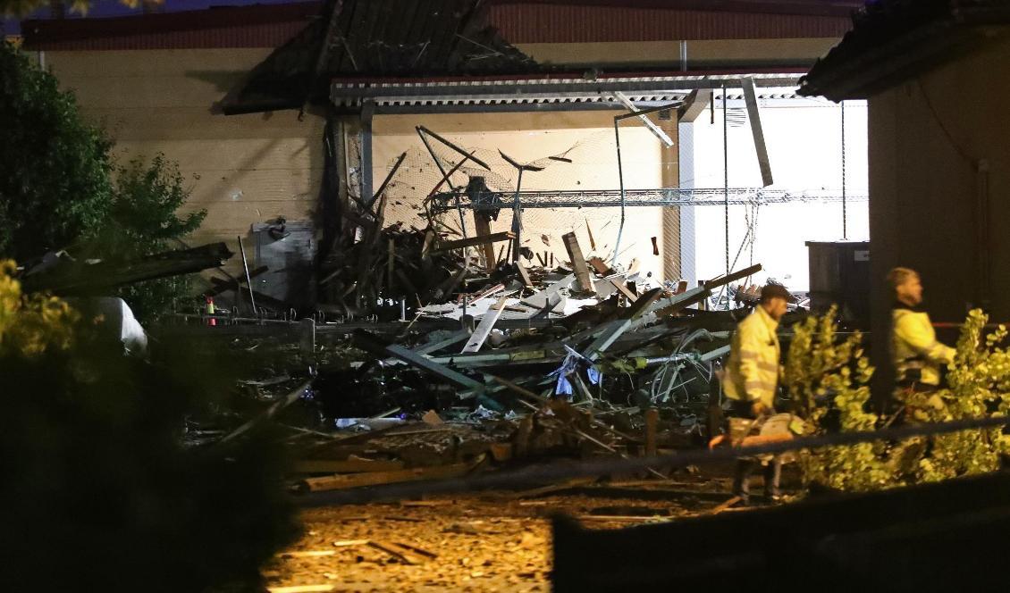 Polisens förrådsbyggnad fick stora skador i explosionen i natt. Foto: Jeppe Gustafsson/TT