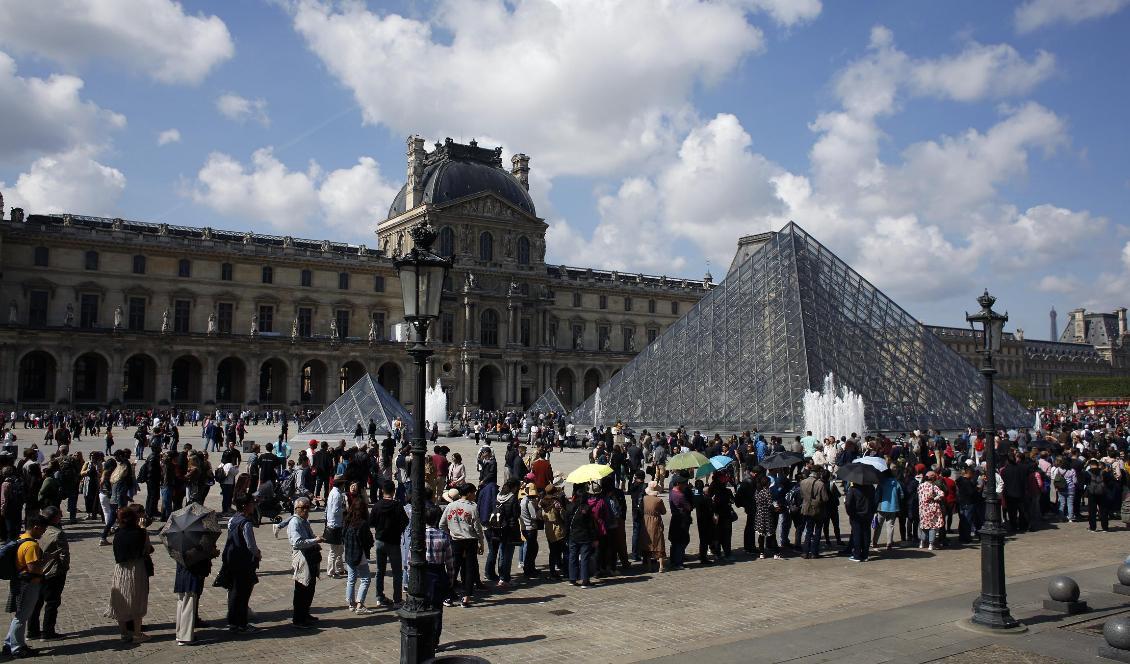 
Turister köar för att gå in på Louvren. Foto: Thibault Camus/AP/TT-arkivbild                                                