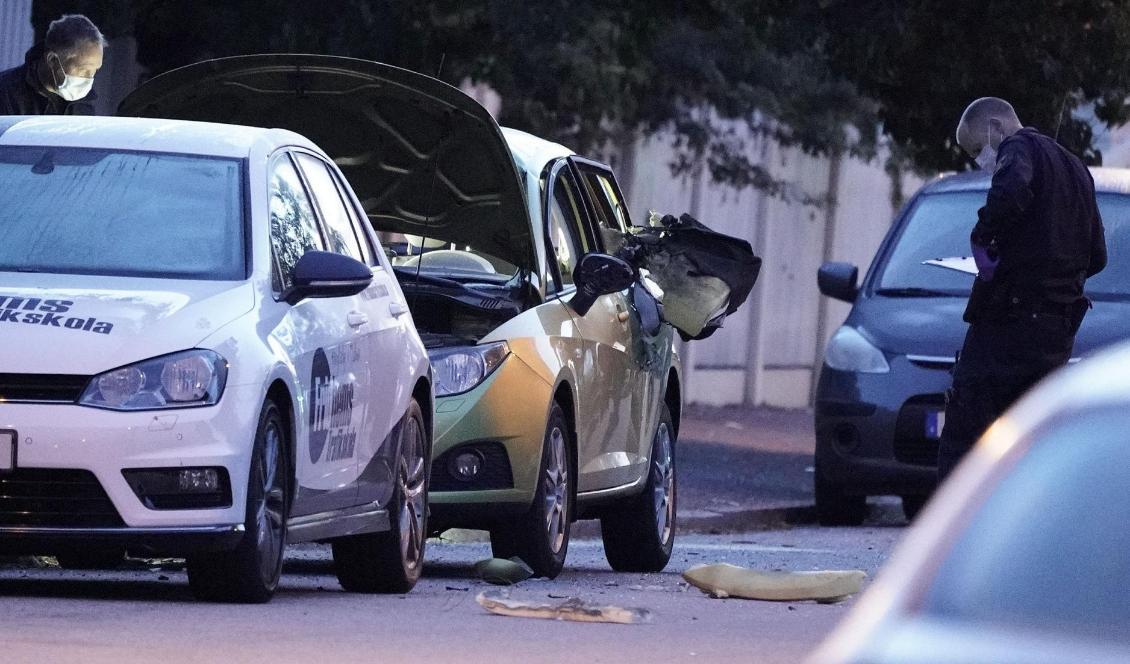 
Polisens kriminaltekniker undersöker en bil i Malmö efter en misstänkt detonation natten till torsdagen. Foto: Johan Nilsson/TT                                                