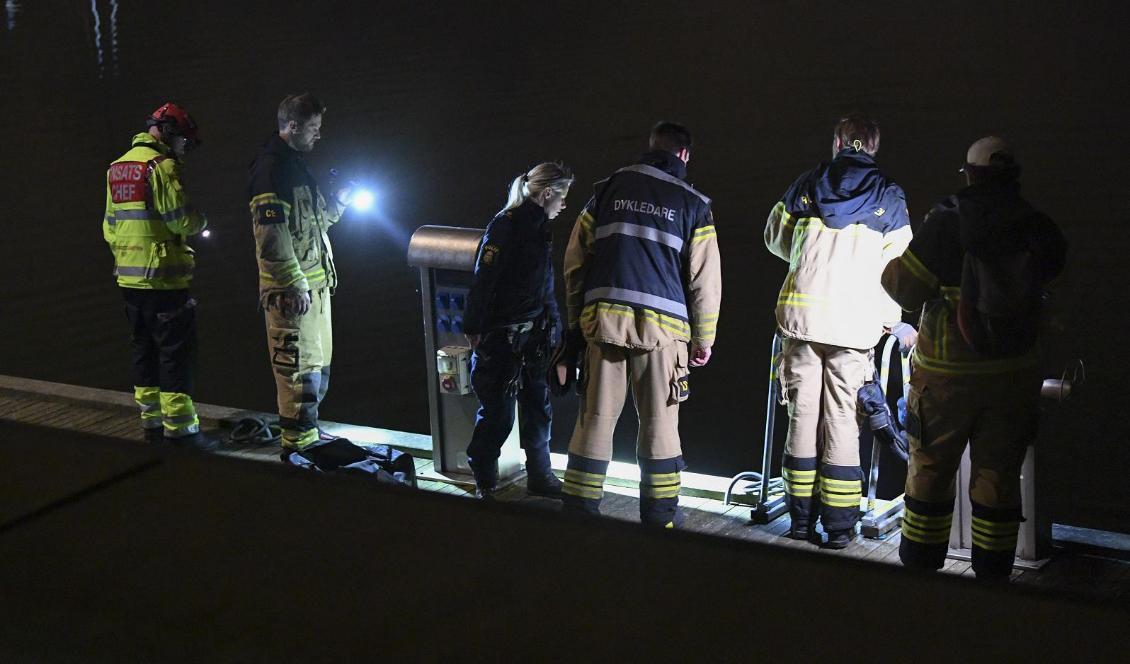 Polis och räddningstjänst på plats efter ett drunkningslarm i Malmö. Efter det att räddningstjänsten hade hjälpt mannen upp togs han om hand av ambulanspersonal. Foto: Johan Nilsson/TT