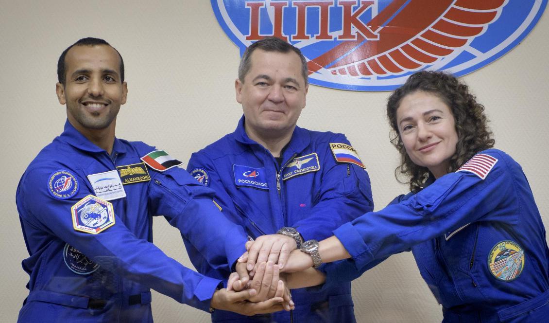 Trion som åkte upp till ISS på onsdagen: Hazzaa Ali al-Mansoori, Oleg Skripotjka och Jessica Meir. Bilden är tagen inför avfärden. Foto: Bill Ingalls/Nasa/AP/TT