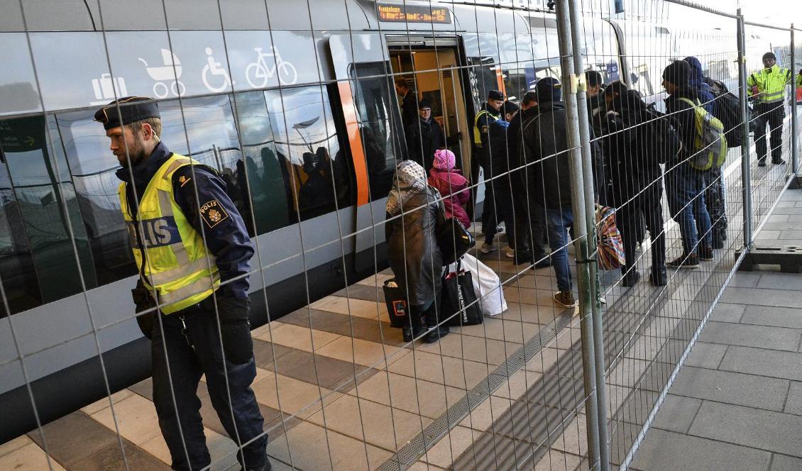 Flyktingar kliver av tåget vid Hyllie station utanför Malmö i januari 2016. Foto: Johan Nilsson/TT-arkivbild