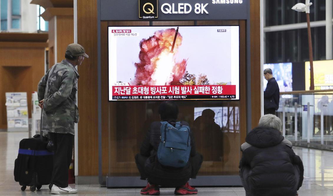 
Ett tvinslag på en sydkoreansk tågstation visar ett av Nordkoreas robottest. Foto: Ahn Young-Joon/AP/TT                                                