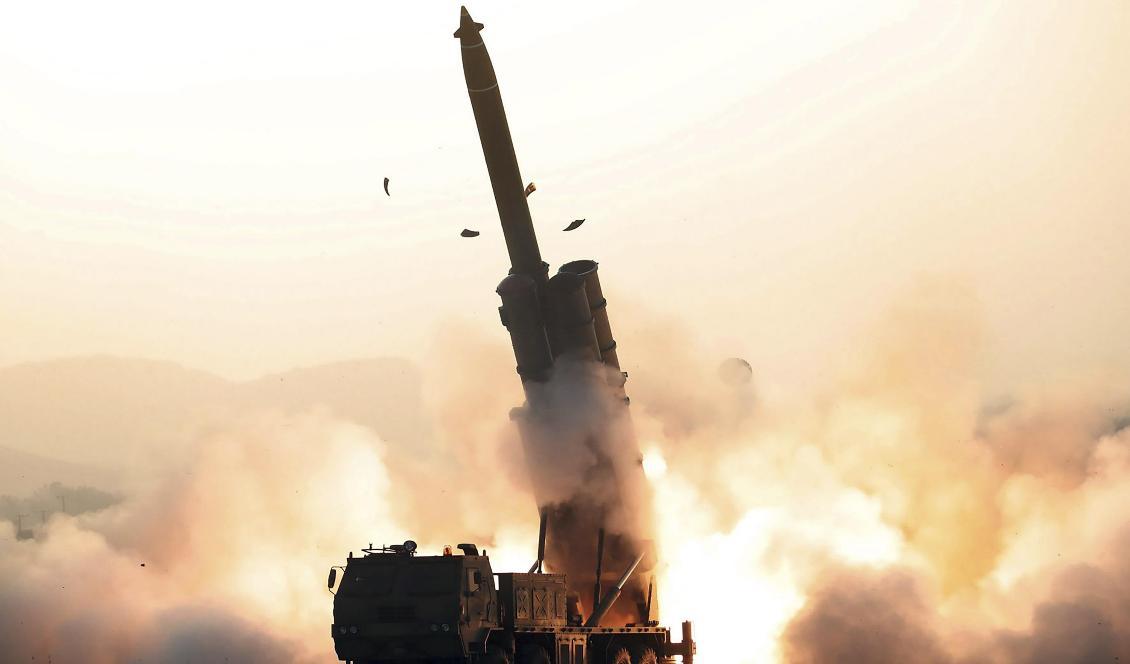 Bilden, som Nordkorea lämnat ut, sägs visa ett nytt raketvapen i ett test för några dagar sedan. Foto: KCNA/AP/TT