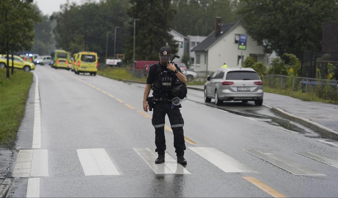 Norsk polis på plats utanför moskén al-Noor Islamic Centre i Bærum efter larmet om skottlossning. Foto: Fredrik Hagen/NTB Scanpix/TT