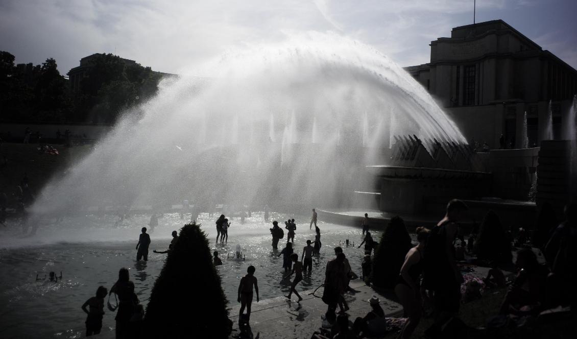 Människor svalkar sig i fontänen i Trocaderoträdgården i Paris den 28 juni, då värmen senast slog till i huvudstaden. Foto: Lewis Joly/AP/TT