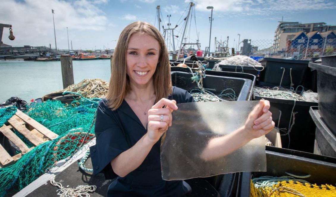 Ingenjören Lucy Hughes, årets mottagare av James Dyson Award, visar upp sin uppfinning Marinatex, en bioplastprodukt stöpt ur fiskeavfall och rödalger. Foto: James Dyson Award