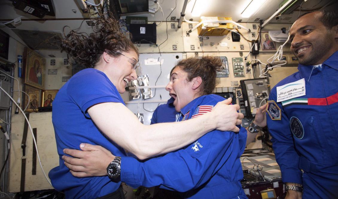 
Jessica Meir (i mitten) fick ett varmt mottagande av kurskamraten tillika kollegan Christina Koch när hon anlände till ISS i september. Foto: Nasa/TT                                                