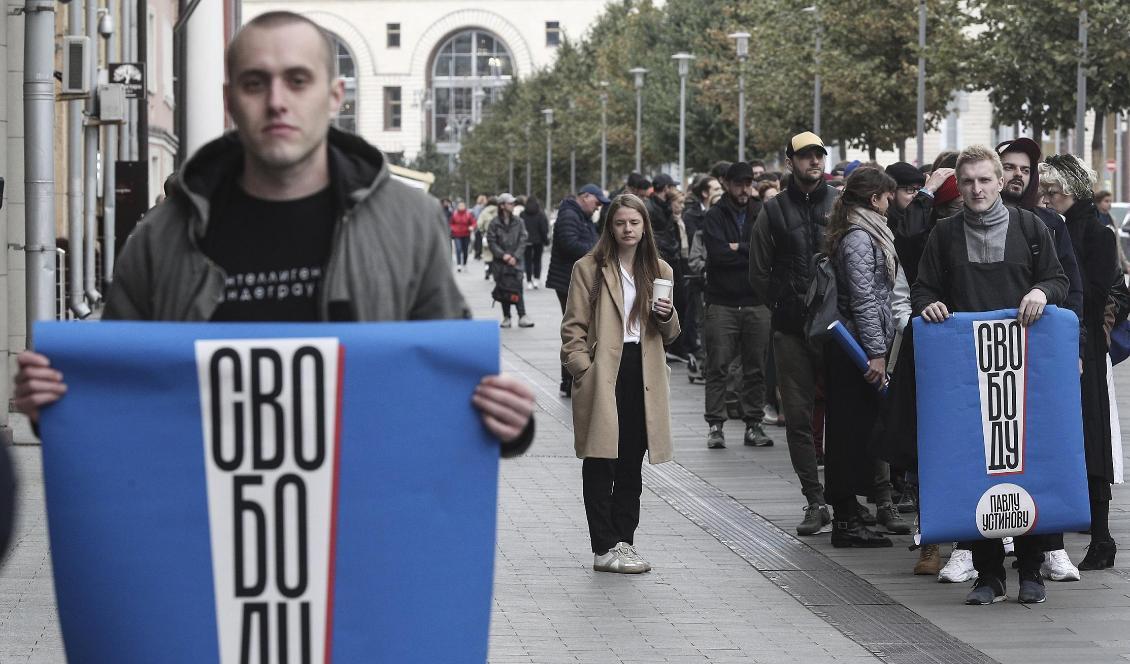 Demonstrationerna har varit stora med anledning av domen mot skådespelaren Pavel Ustinov. Foto: AP/TT-arkivbild
