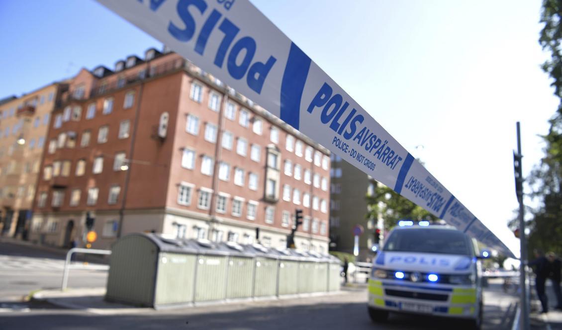Polisavspärrningar på Norr Mälarstrand på Kungsholmen i Stockholm på fredagen. Foto: Pontus Lundahl/TT
