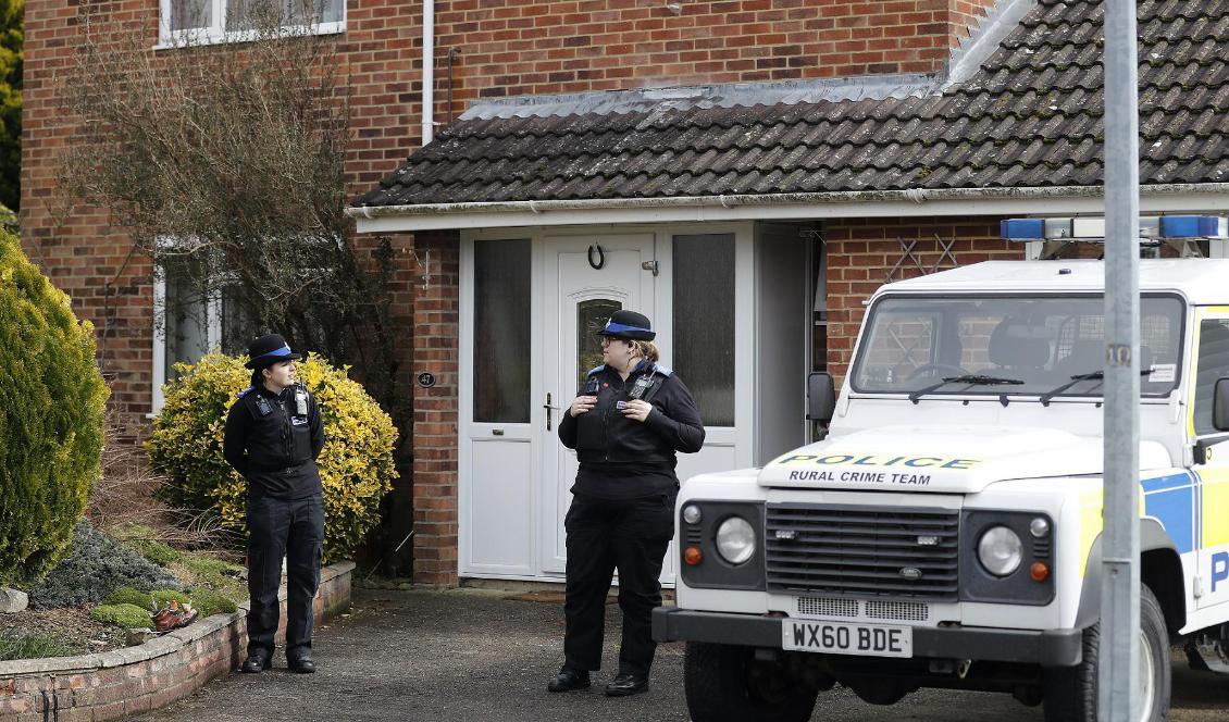 Brittiska poliser utanför den ryske ex-agenten Sergej Skripals hus i Salisbury. Foto: Frank Augstein/AP/TT-arkivbild